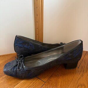 Bandolino low heel pumps with a black & blue brocade pattern and bow detail